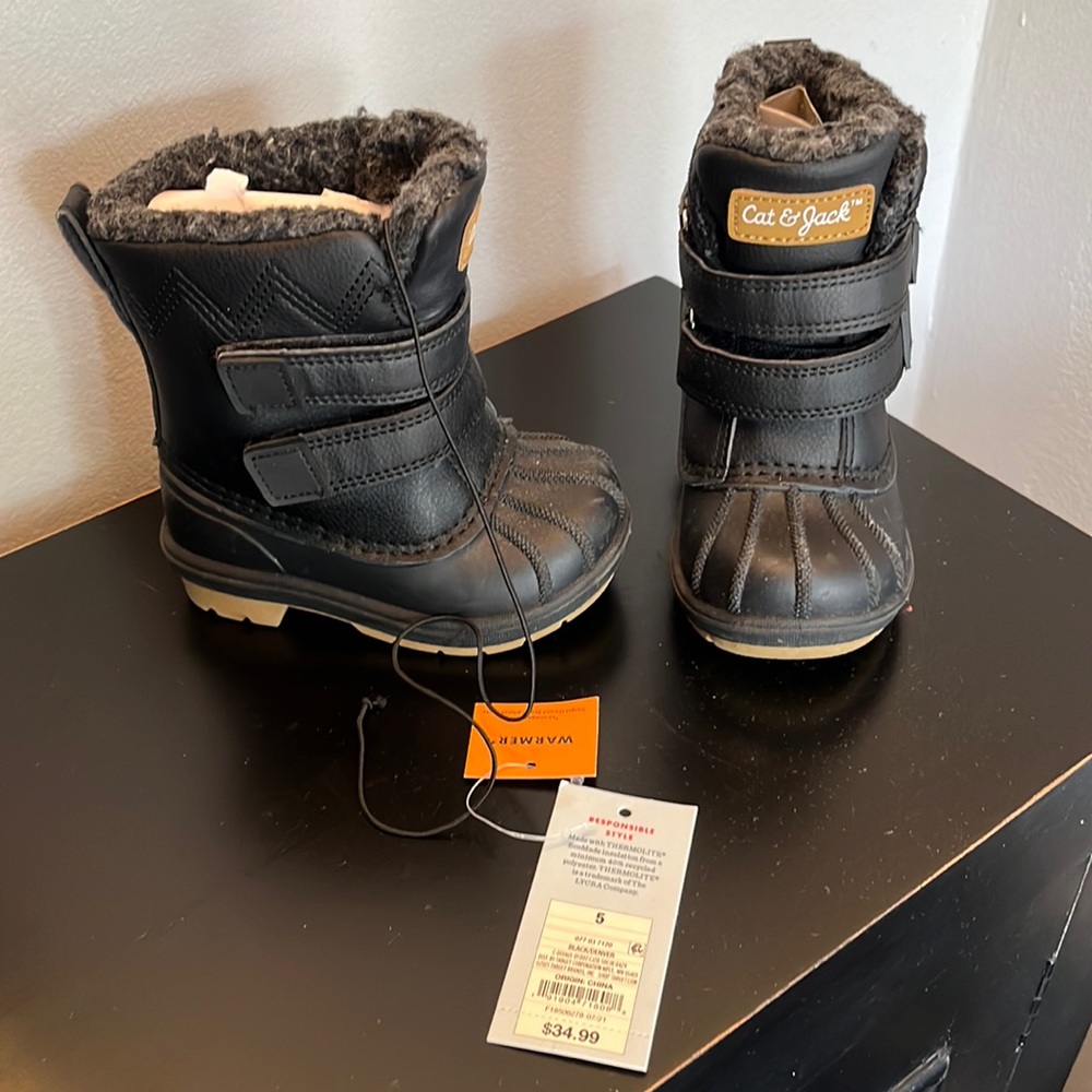 Toddler Snow boots! Size 5.